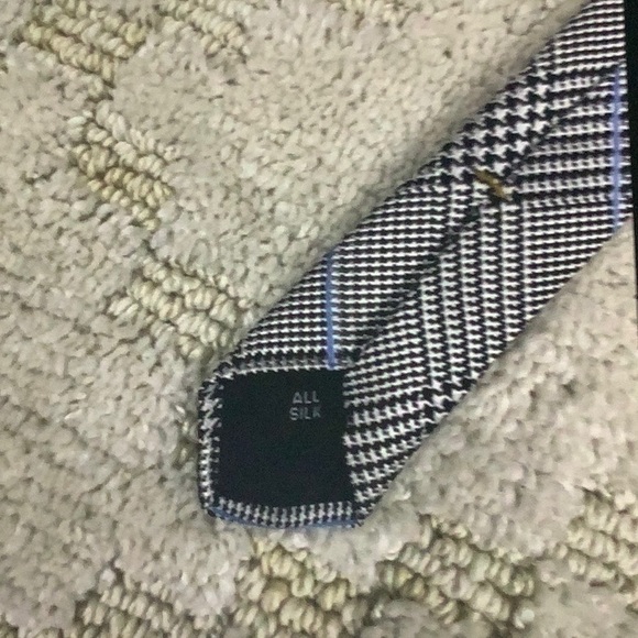 Gray Plaid Silk Tie with Classic Design - Picture 4 of 8
